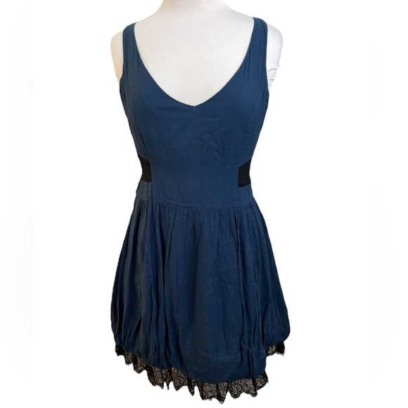 Free People Lace Bubble Hem Mini Dress - Size 6 - Picture 1 of 7